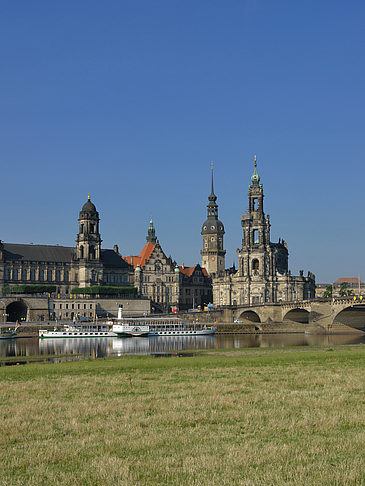 Augustusbrücke mit Wiese Foto 