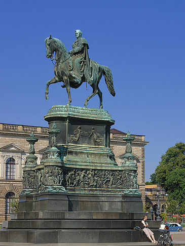 Fotos König-Johann-Statue mit Semperoper
