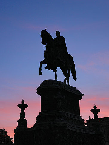 König-Johann-Statue bei Sonnenuntergang Fotos