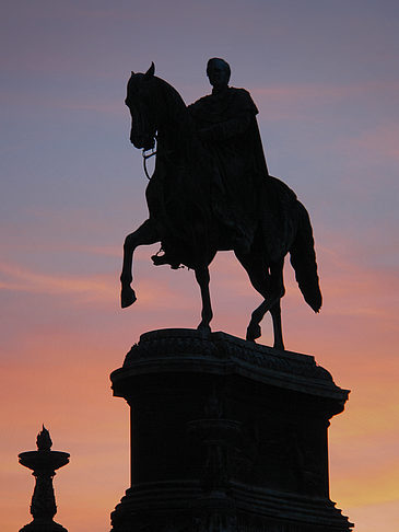 König-Johann-Statue bei Sonnenuntergang