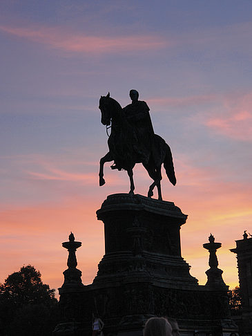 Foto König-Johann-Statue bei Sonnenuntergang - Dresden