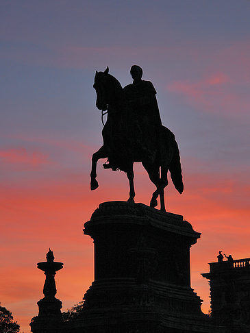 Foto König-Johann-Statue bei Sonnenuntergang