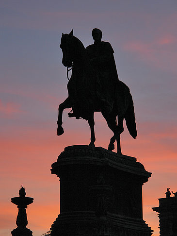 Fotos König-Johann-Statue bei Sonnenuntergang