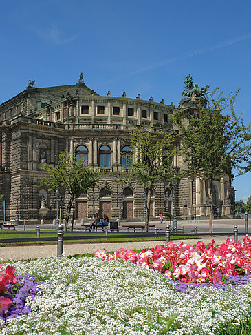 Semperoper mit Blumen