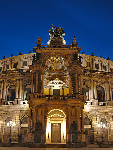 Semperoper bei Nacht