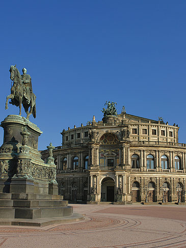 Semperoper mit Statue Foto 