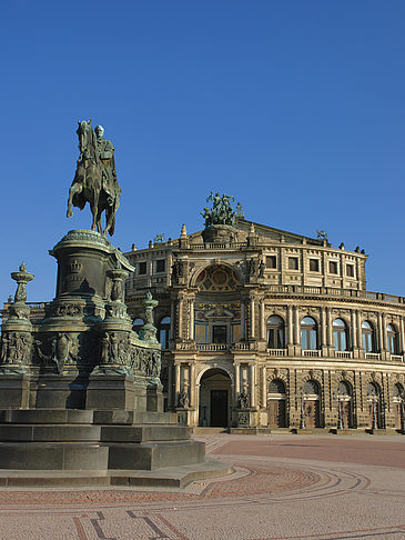 Semperoper mit Statue
