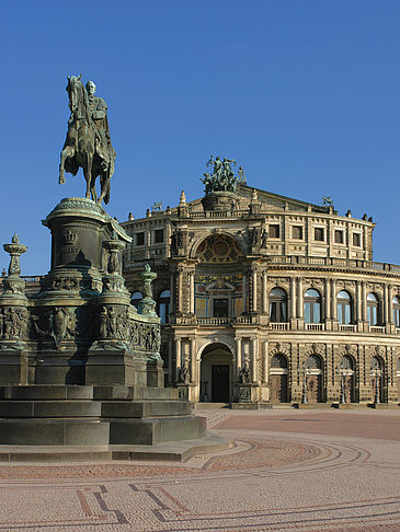 Semperoper mit Statue Fotos