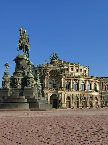 Foto Semperoper mit Statue - Dresden