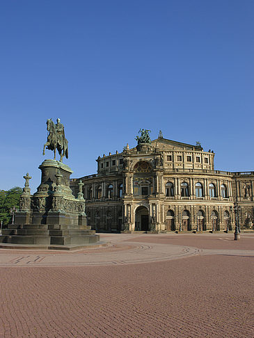 Semperoper mit Statue