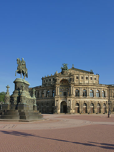 Foto Semperoper mit Statue - Dresden