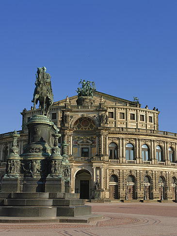 Semperoper mit Statue
