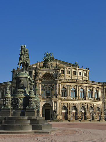 Foto Semperoper mit Statue - Dresden