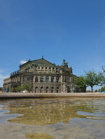 Semperoper mit Springbrunnen