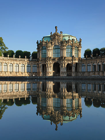 Foto Wallpavillon mit Brunnen
