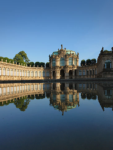 Wallpavillon mit Brunnen