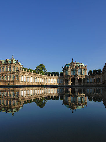 Wallpavillon mit Brunnen