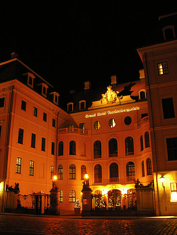 Taschenbergpalais bei Nacht