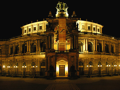 Semperoper bei Nacht Fotos