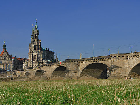 Augustusbrücke mit Wiese Foto 