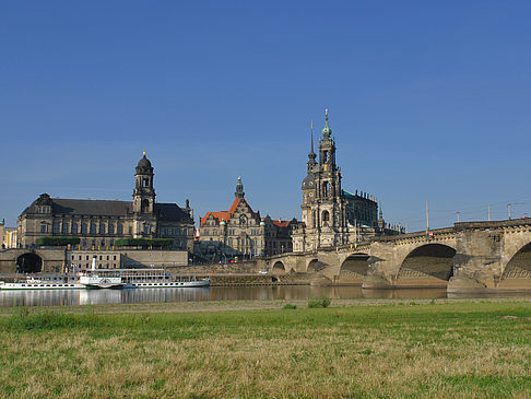 Foto Augustusbrücke mit Wiese - Dresden