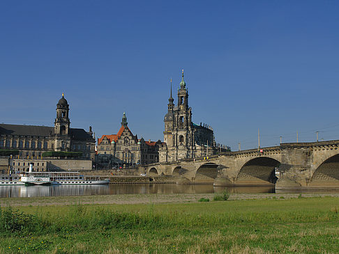 Foto Augustusbrücke mit Wiese