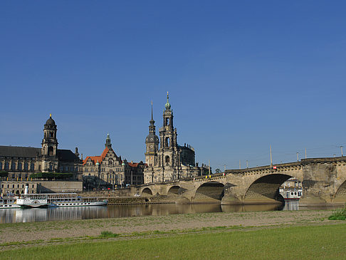 Augustusbrücke mit Wiese Foto 