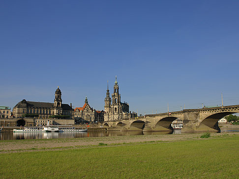 Augustusbrücke mit Wiese Foto 