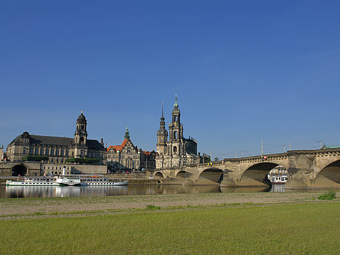 Augustusbrücke mit Wiese Fotos