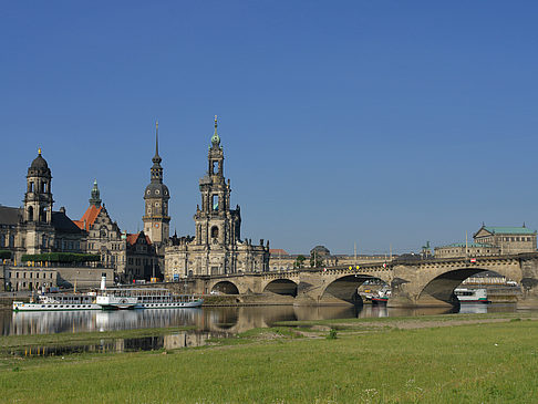 Foto Augustusbrücke mit Wiese - Dresden