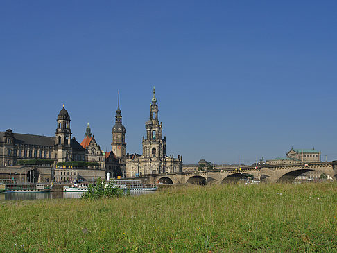 Foto Augustusbrücke mit Wiese - Dresden