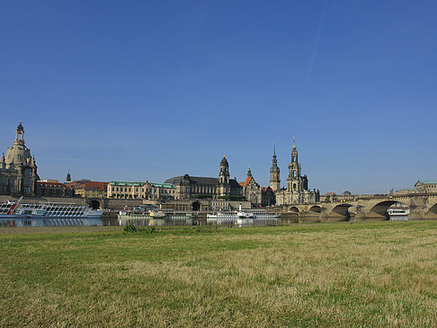 Brühlsche Terrasse mit Wiese Foto 
