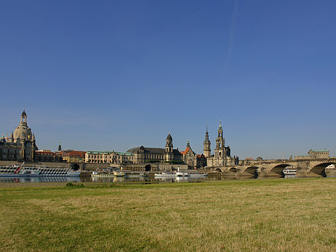 Brühlsche Terrasse mit Wiese