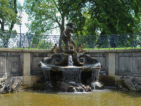 Delphinbrunnen Fotos
