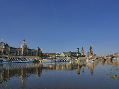 Elbe vor dem Terrassenufer Fotos