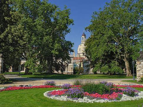 Garten vor Frauenkirche Foto 