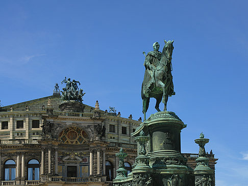König-Johann-Statue mit Semperoper