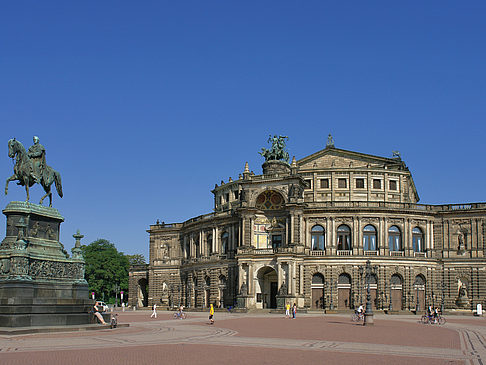 Fotos König-Johann-Statue mit Semperoper