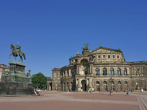 König-Johann-Statue mit Semperoper