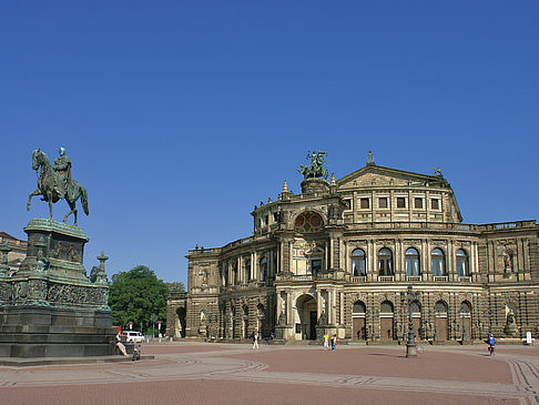 König-Johann-Statue mit Semperoper Foto 