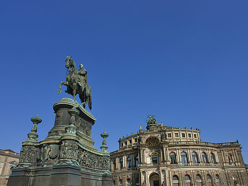 König-Johann-Statue mit Semperoper Fotos