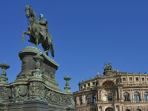Fotos König-Johann-Statue mit Semperoper