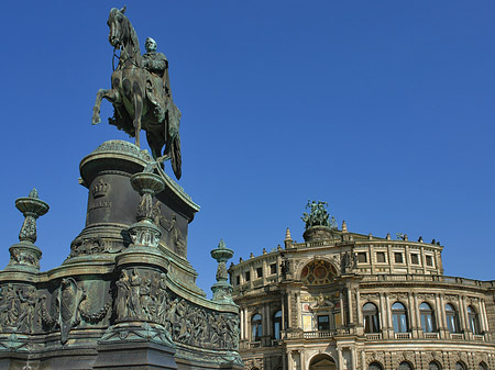 König-Johann-Statue mit Semperoper Foto 