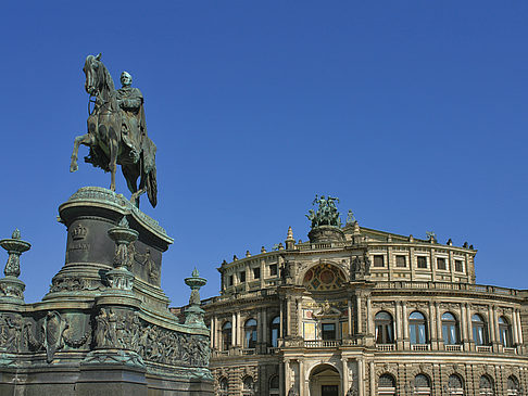Foto König-Johann-Statue mit Semperoper