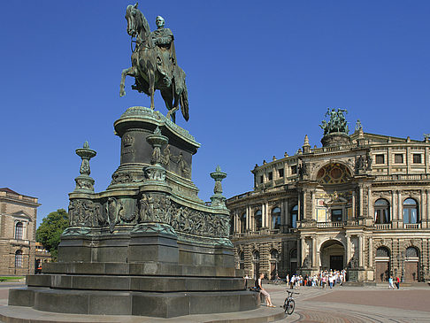 Fotos König-Johann-Statue mit Semperoper | Dresden