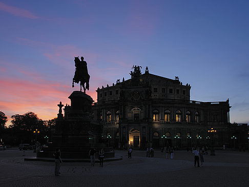 Statue und Semperoper Foto 