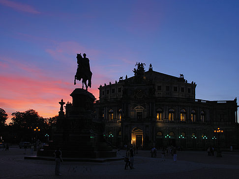 Statue und Semperoper
