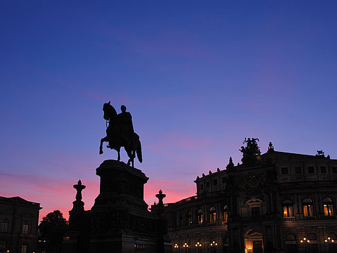 Statue und Semperoper
