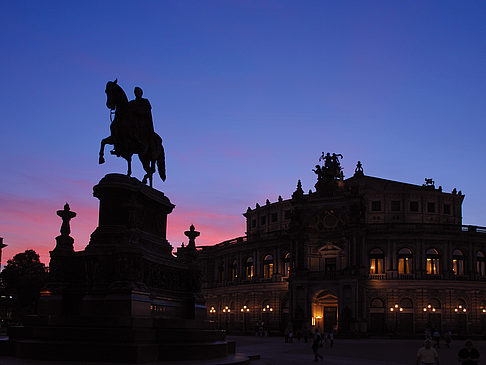Statue und Semperoper Fotos