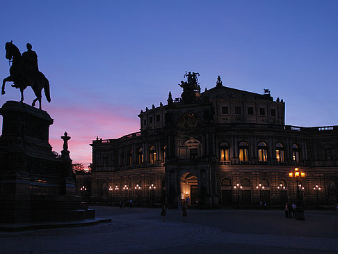 Statue und Semperoper Fotos